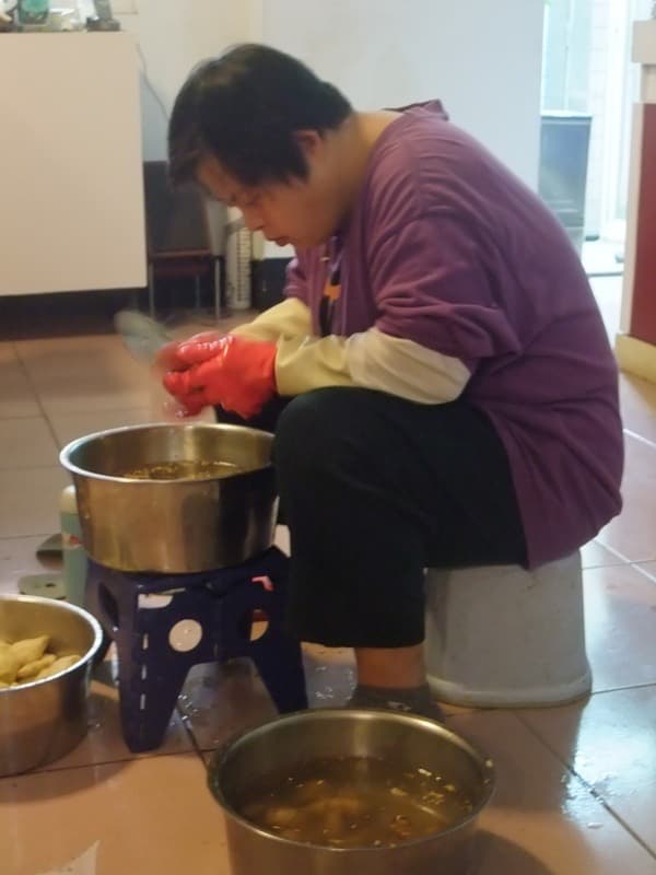 夥伴戴著手套參與食品材料處理的工作紀錄